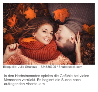 Verliebtes, flirtendes Paar im Herbst